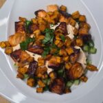 Bowl z ryżem, łososiem, salsą ogórkową i sosem z serka wiejskiego z Air Fryer