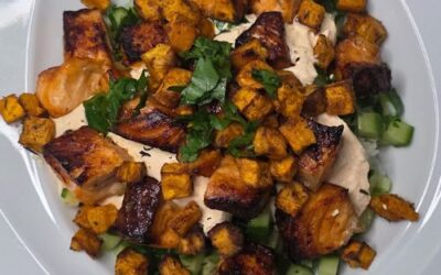 Bowl z ryżem, łososiem, salsą i sosem z Air Fryer