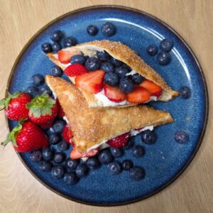 Koperty z ciasta francuskiego z bitą śmietaną i owocami z Air Fryer