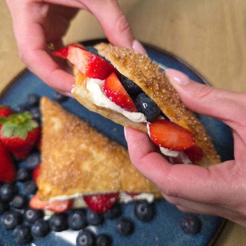 koperty z ciasta francuskiego ze śmiataną i owocami pieczone w air fryer