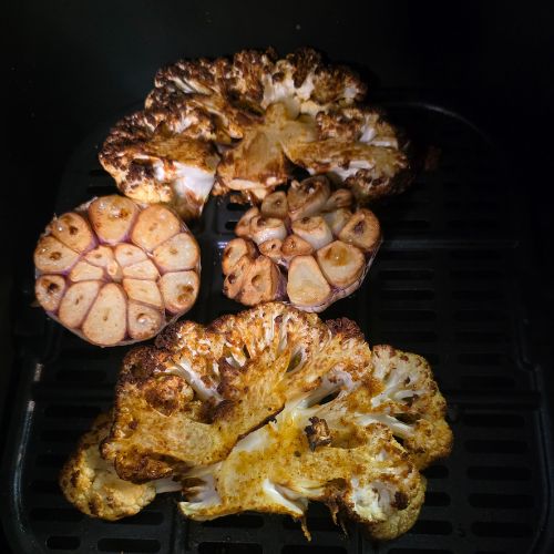 wegetariański stek z kalafiora pieczony w air fryer