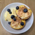 Pieczone brzoskwinie z kokosową kruszonką z Air Fryer