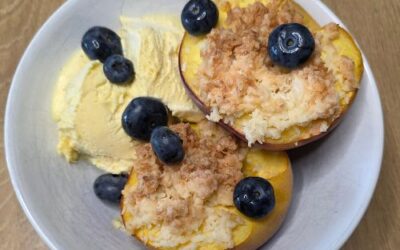 Pieczone brzoskwinie z kokosową kruszonką z Air Fryer