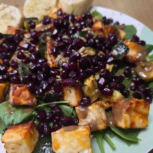 frytkownica beztłuszczowa sałatka z pieczonym halloumi i cukinią