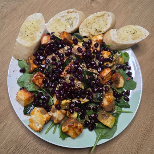 pieczone halloumi z cukinią i bagietką czosnkową z air fryer