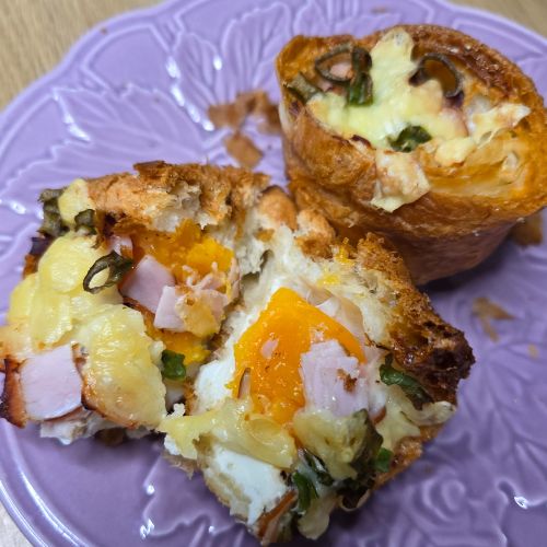 Śniadaniowe croissanty z jajkiem i dodatkami z Air Fryer