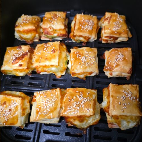 ciasto francuskie z szynką, serem i pesto pieczone w air fryer