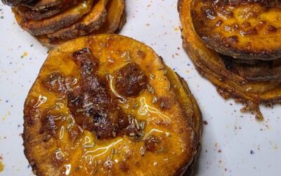 Maślano-czosnkowo-rozmarynowe piramidki z batata z Air Fryer