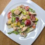 sałatka cezar z makaronem gnocchi i kurczakiem z air fryer