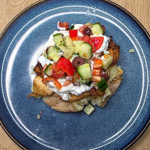 ziemniaki pieczone faszerowane kurczakiem i sosem tztaziki z frytkownicy beztłuszczowej