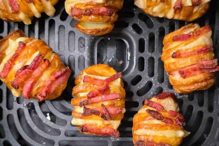 Przepis na Ziemniaki zapiekane z serem i boczkiem z czosnkowo-ziołowym twarożkiem z Air Fryer