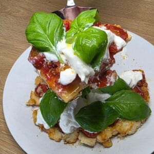 tarta z pieczonymi pomidorami i burratą z airfryer