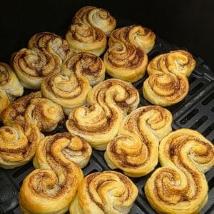 Cynamonowe ślimaczki z ciasta francuskiego z airfryer