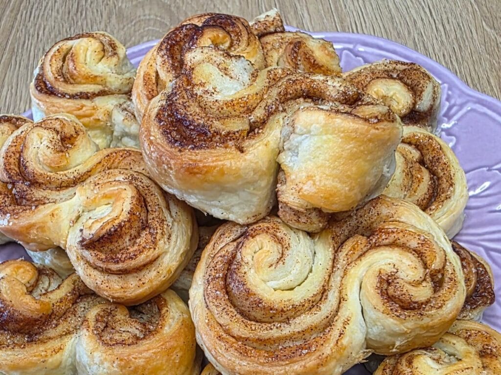 Cynamonowe ślimaczki z ciasta francuskiego z frytkownicy beztłuszczowej