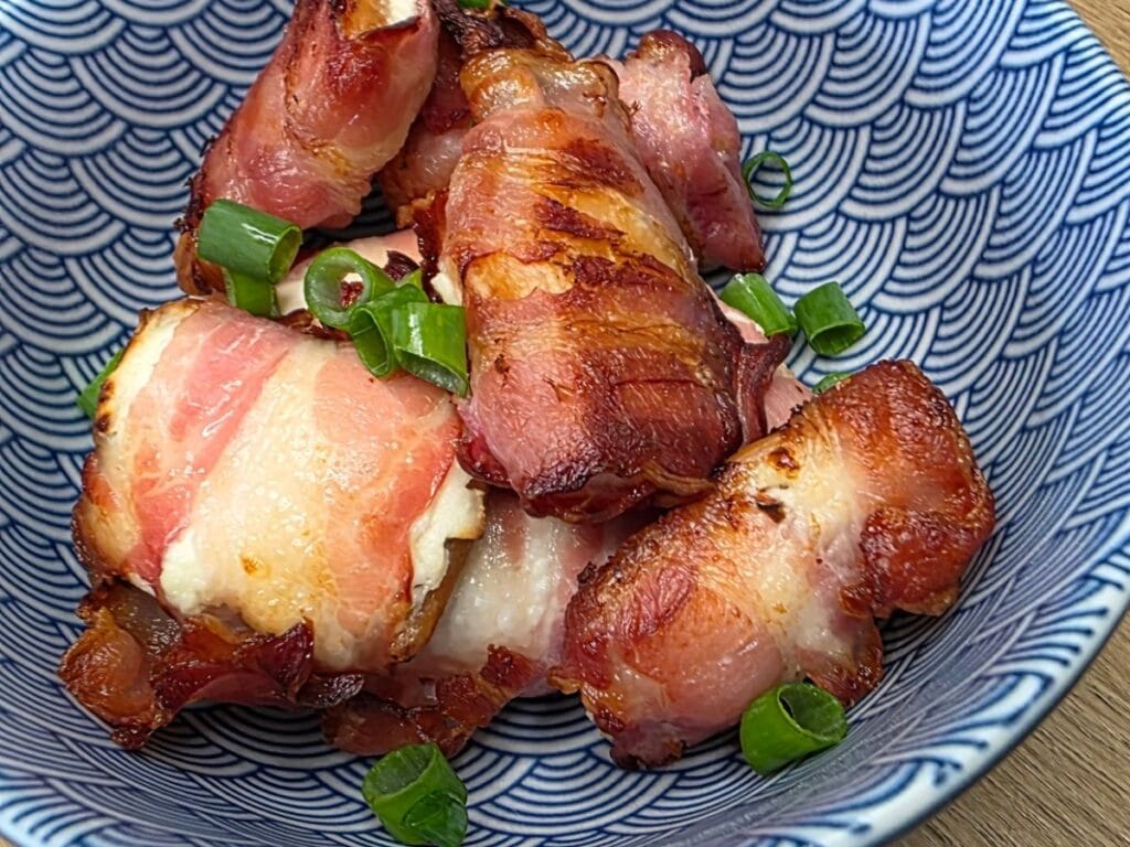 krakery z serkiem śmietankowym w boczku z airfryer
