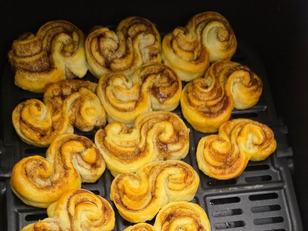ślimaki cynamonowe z ciasta francuskiego pieczone w airfryer