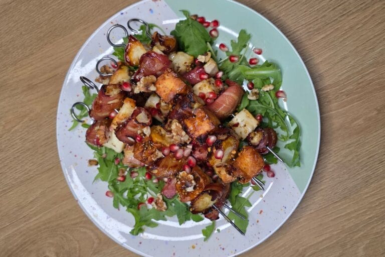 Szaszłyki z halloumi i gruszką owiniętą w boczek z Air Fryer