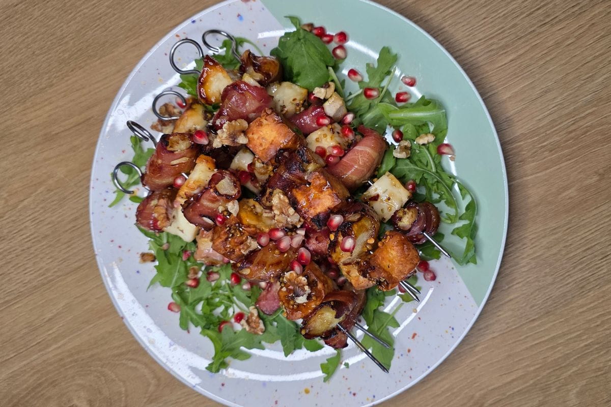 Szaszłyki z halloumi i gruszką owiniętą w boczek z Air Fryer