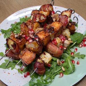 Szaszłyki z halloumi i gruszką owiniętą w boczek z AirFryer